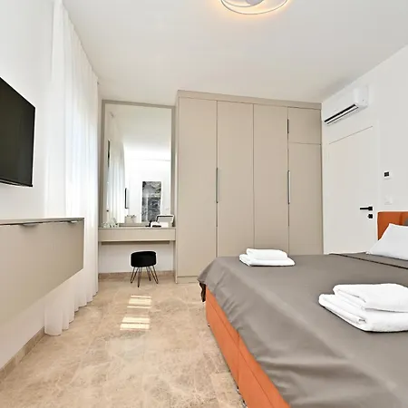 Donatus Villa *