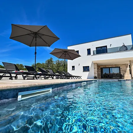 Donatus Villa *