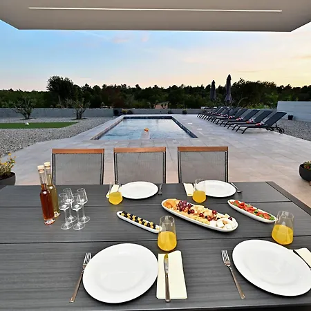 Donatus Villa
