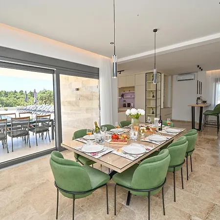 Donatus Villa *