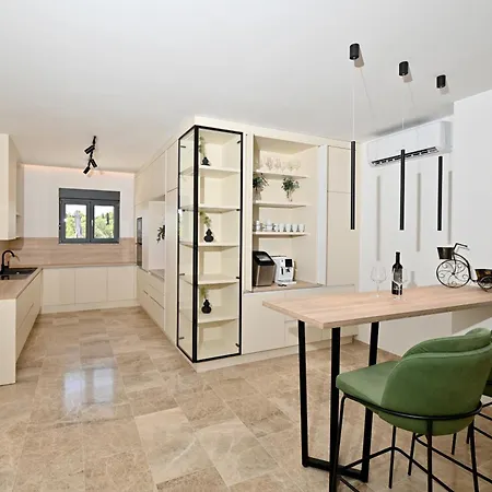 Donatus Villa *